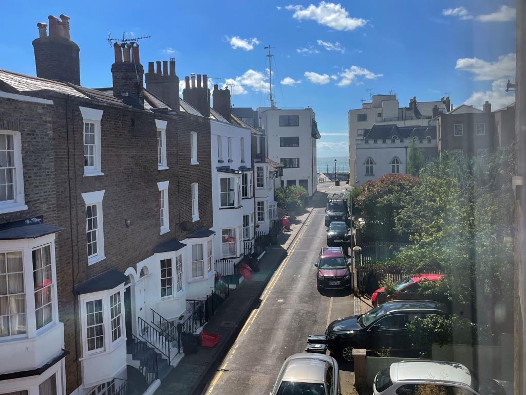 Lot: 92 - FOUR STOREY HOUSE WITH SEA VIEWS -